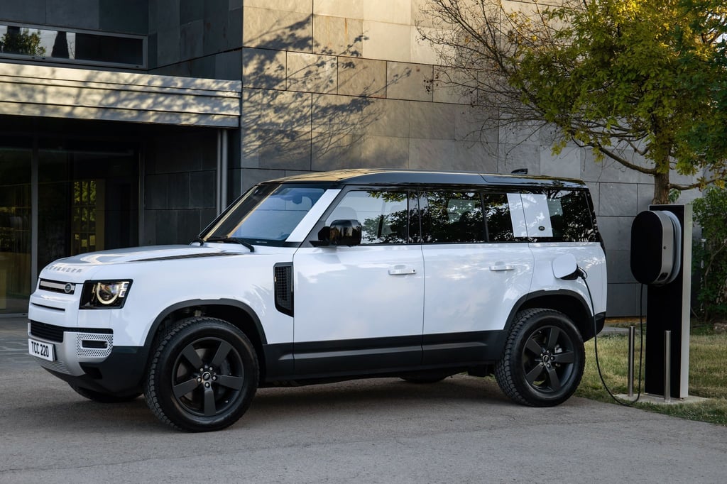 Klassischer Klotz? Der Vorgänger des neuen Defender reifte zur Legende. Die Nachfolgegeneration gibt sich seit 2020 moderner und ist jetzt auch als Plug-in-Hybrid zu haben.