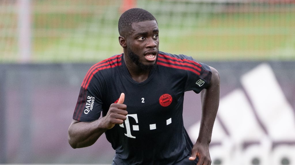 Soll beim FC Bayern die Abwehr führen: Dayot Upamecano läuft über den Platz.