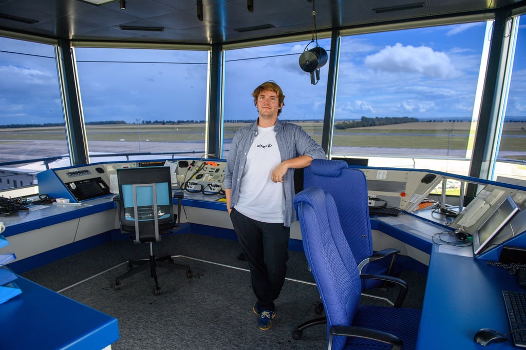 Daniel Sülberg, kommissarischer Leiter im Nationalen Erprobungszentrum für unbemannte Luftfahrtsysteme des Deutschen Zentrums für Luft- und Raumfahrt (DLR), steht im Tower vom DLR-Erprobungszentrum.