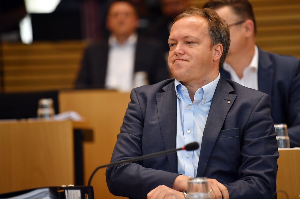 Mario Voigt, CDU-Fraktionschef, sitzt im Plenarsaal des Thüringer Landtags.
