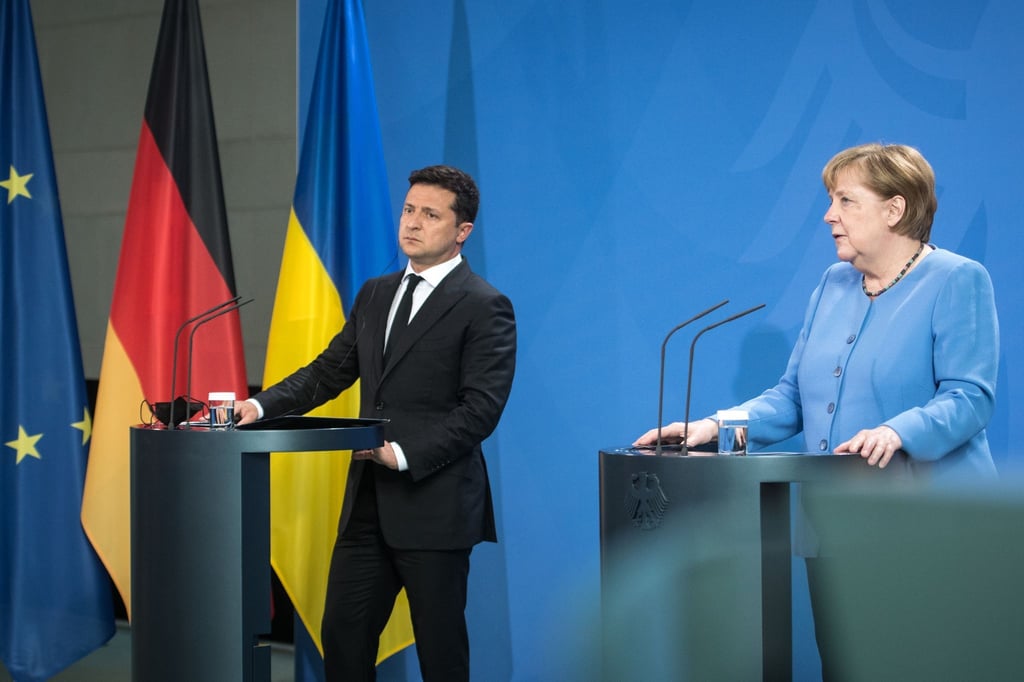 Wolodymyr Selenskyi, Präsident der Ukraine, und Bundeskanzlerin Angela Merkel (CDU) geben vor ihrem Gespräch ein Pressestatement.