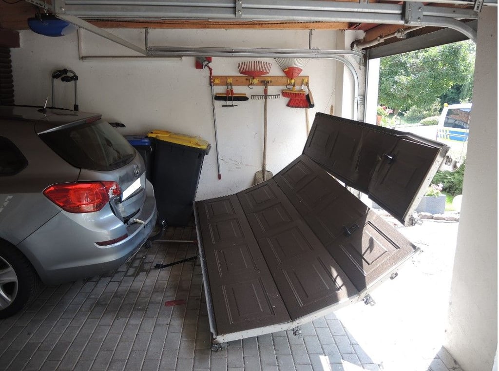 Weil eine 70-jährige Frau ihr Auto nicht ordnungsgemäß geparkt hat, rollte dieses plötzlich los und durchbrach das Garagentor des Nachbarn. Verletzt wurde niemand.