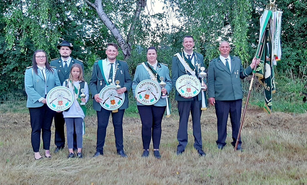 Die Schützenkönige des Jahrgangs 2021: Schützenkönig und Vereinsvorsitzender Robert Achilles, Königin Marie Zimmermann, Jugendkönig Marlon Isensee und Kinderkönigin Naomi Kobus. Auf dem Foto sind auch Fahnenträger Christian Dorn und die Vorstandsmitglieder Laura Müller und Benjamin Krebs zu sehen.