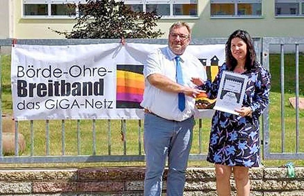 Bürgermeister Hans-Werner Kraul und Schulleiterin Kerstin Grimm-Neubauer freuen sich über den Anschluss der Drömlingschule ans Giganetz.