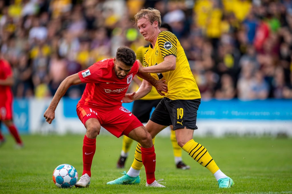 Gießens Nejmeddin Daghfous (l) und Dortmunds Julian Brandt kämpfen um den Ball.