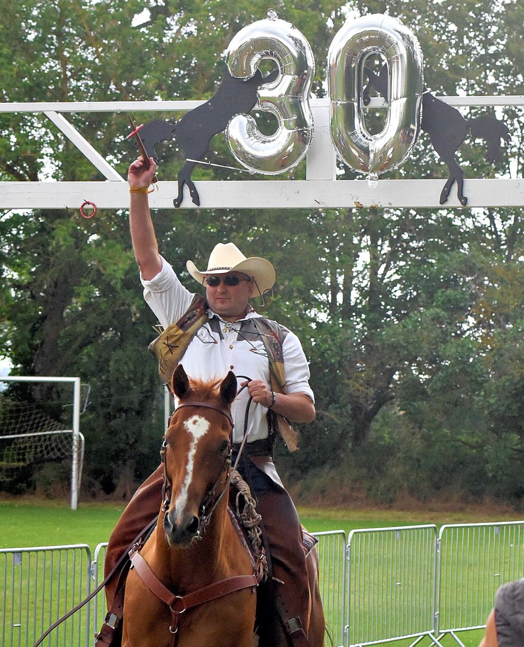 Hat ihn. Dieser Herr im Westernlook spießte den Ring sauber auf. Über dem Galgen erinnerte eine silberne „30“ an das Jubiläumsringreiten.