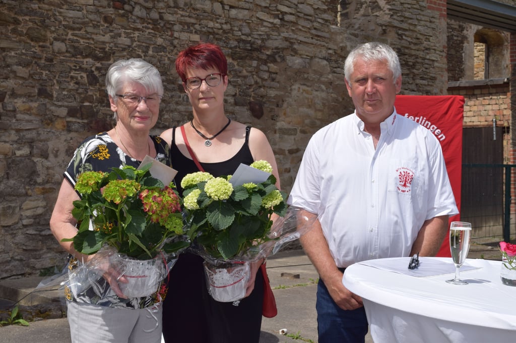 Marco Radl (v.r.), Vorsitzender des MTV Weferlingen, dankte Gerlind Siebert und Erika Klische für ihren jahrzehntelangen Einsatz für den Weferlinger Handball.