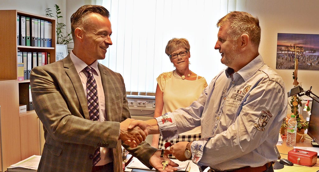 Der scheidende Landrat Uwe Schulze (r.) übergibt den Schlüssel an seinen Nachfolger Andy Grabner, in der Mitte Büroleiterin Annette Henschel.