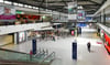 Die Empfangshalle im Terminal B auf dem Flughafen Leipzig/Halle (LEJ) in Schkeuditz (Sachsen) ist im August 2020 relativ leer. 