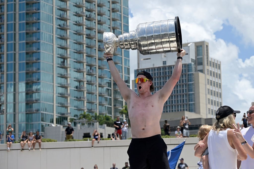 Der Stanley Cup überstand die Meisterfeier der Tampa Bay Lightning nicht unbeschadet.