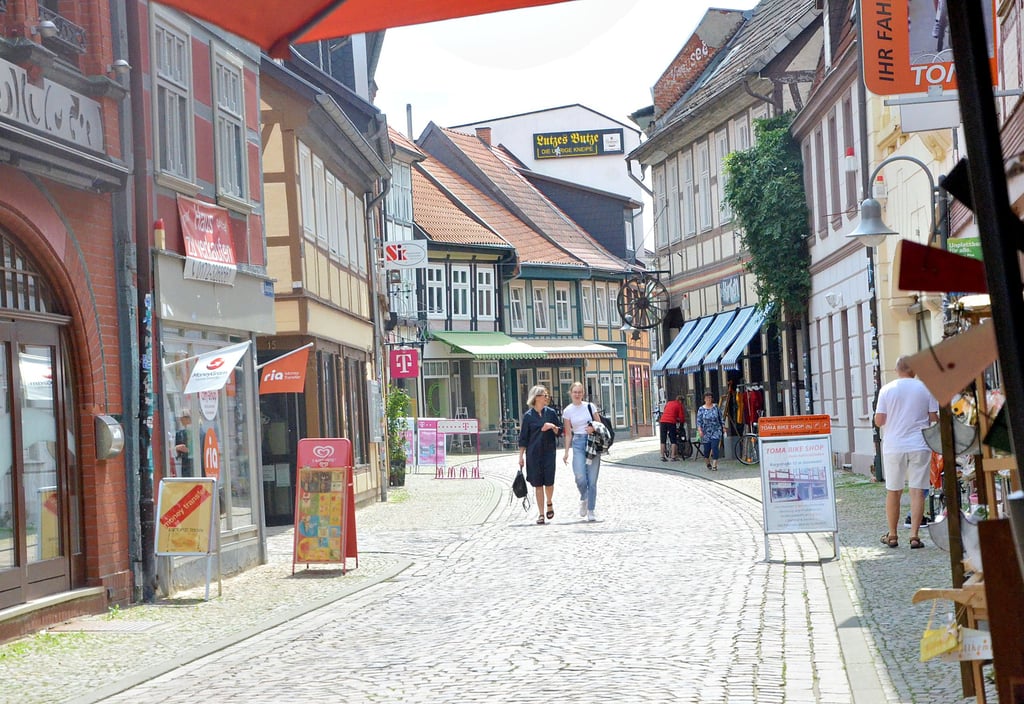 Menschenmassen sind auf der Burgstraße in Salzwedel nicht unterwegs, die Einzelhändler ziehen eine gemischte Bilanz über die Resonanz der Kundschaft nach dem Lockdown.