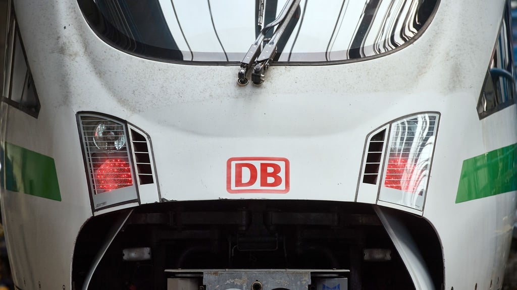 ARCHIV - Das Logo der Deutschen Bahn ist auf der Front eines Zugs zu sehen
