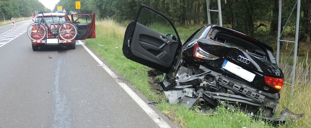 Unfallfoto vom Polizeirevier Stendal: Der Audi (r.) hat einen wirtschaftlichen Totalschaden. Verletzt wurde beim Unfall auf der B189 bei Seehausen zum Glück niemand.