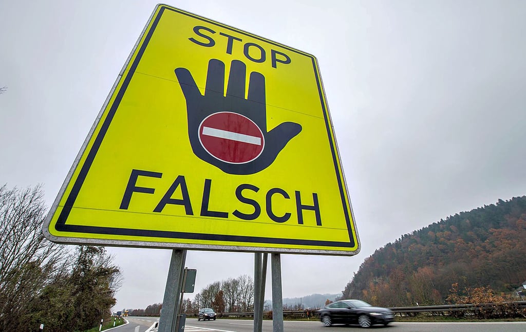 Bundesweit stehen unter anderem an mehreren Autobahnenauffahrten Warnschilder mit der Aufschrift „Stop falsch“, die Geisterfahrten verhindern sollen.