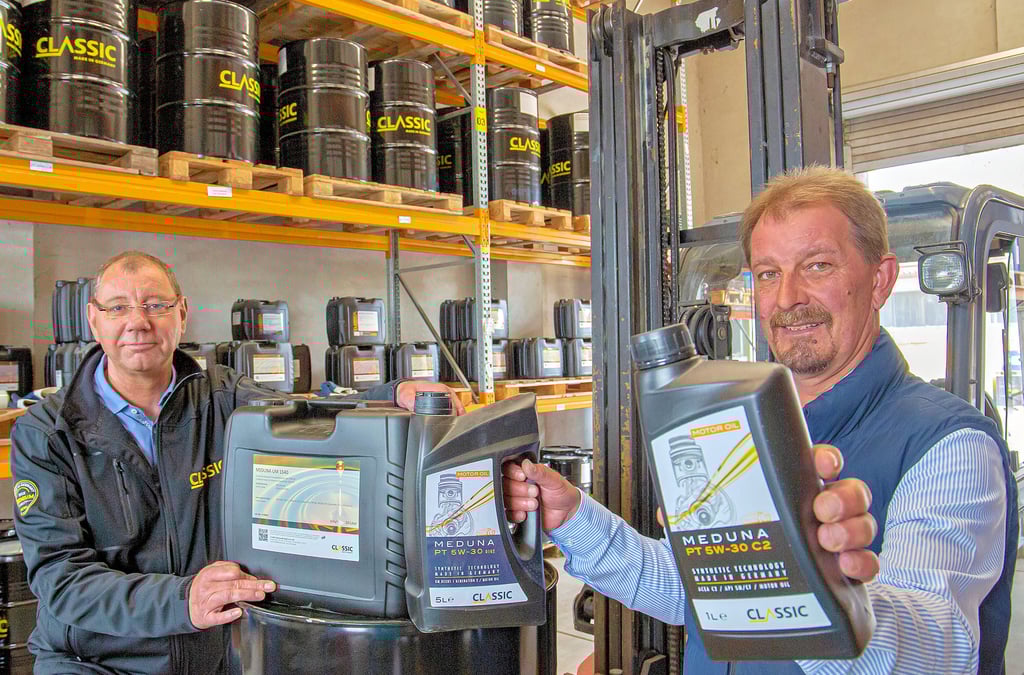 BMV-Prokurist Ralph Galetzka (links) und Vertriebsleiter Axel Leye feiern mit ihrem Unternehmen das 30-jährige Bestehen.