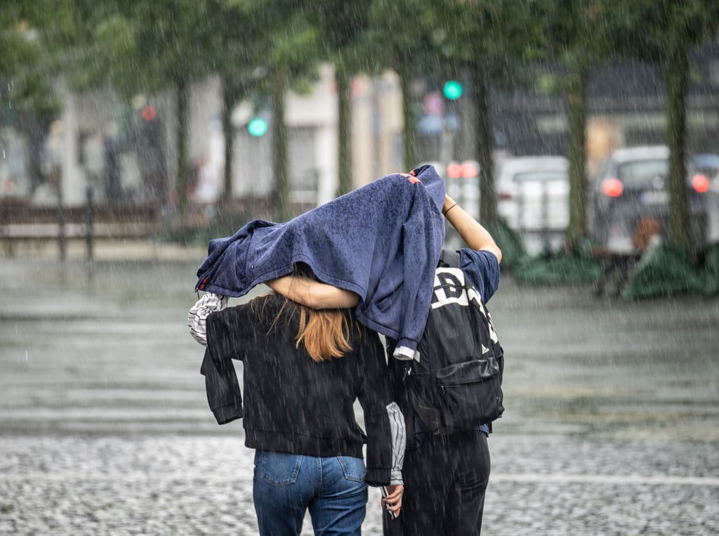 Ab dem Dienstagabend werden in den südlichen Landesteilen teils schwere Gewitter erwartet, die Starkregen mit rund 40 Litern pro Stunde, Sturmböen und Hagel mit sich bringen können.