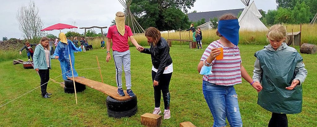 Hindernisparcours beim Naturerlebnishof Elements in Vielbaum. Bei so viel Herausforderung vergaßen die Kinder den Regen fast.