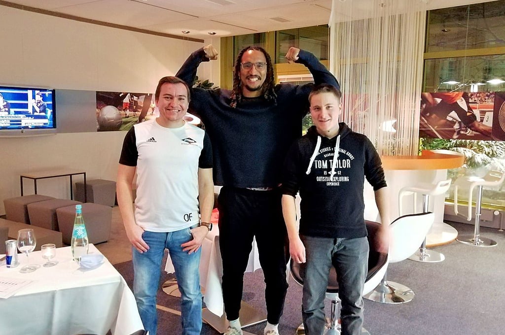 Dominik Anders (r.) mit seinem Glauchauer Teamkollegen Oliver Flehmig (l.) und NFL-Star Jakob Johnson hinter den Kulissen des ZDF-Sportstudios.