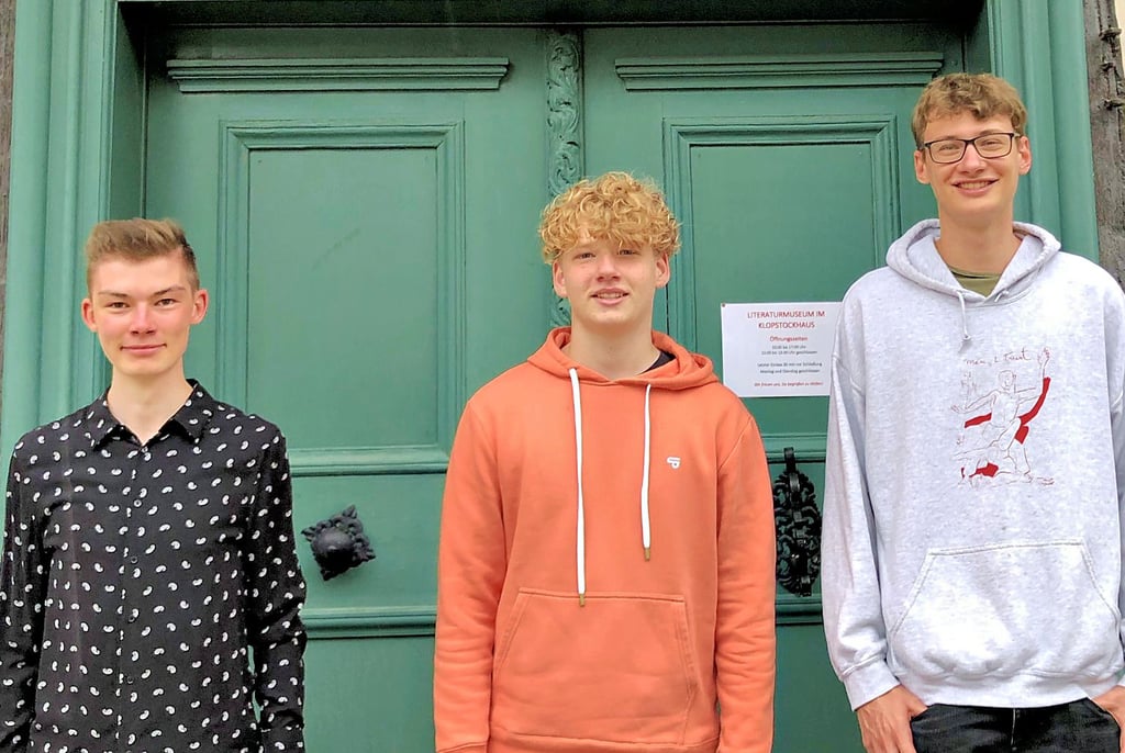 Julian Göke, Toni Polzius und Tobias Westhoff (v.l.n.r.) absolvieren ein Freiwilliges Soziales Jahr bei der Stadt Quedlinburg und sind in Museen - wie im Klopstockhaus - und im Archiv im Einsatz.