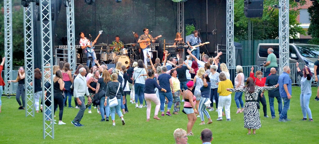 Kaum hatte die Partyband ?Einzig und Artig? mit ihrem Programm begonnen, da war es auch schon voll im Tanzkarree an der Festhalle in Altenweddingen.