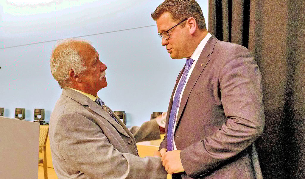 Ex-Landrat Jürgen Dannenberg (Linke, links) gratuliert seinem Nachfolger Christian Tylsch (CDU).