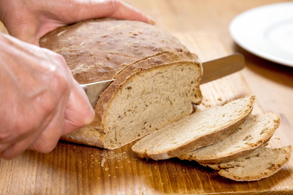 Frisches Brot wird im Kühlschrank zwar schneller altbacken, hält sich dafür aber länger.