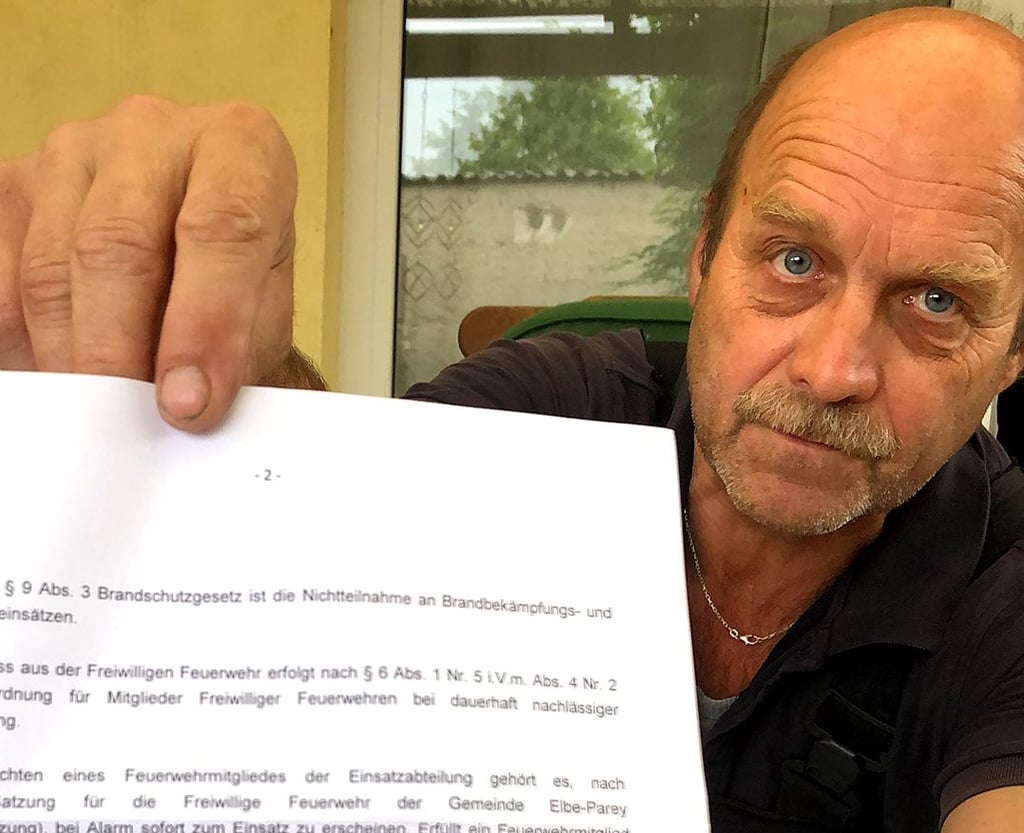 Michael Schwarz mit einem seiner Schreiben, die er von Gemeindebürgermeisterin Nicole Golz erhalten hat.
