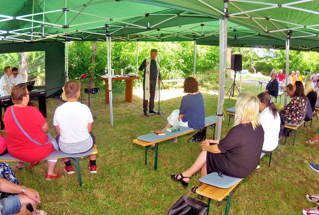 Pfarrer Thomas Wolter hatte zum Gottesdienst im Freien eingeladen. Anschließend stand das monatliche Kirchenfest der Klein Ammensleber, eine jahrzehntealte Tradition, an.