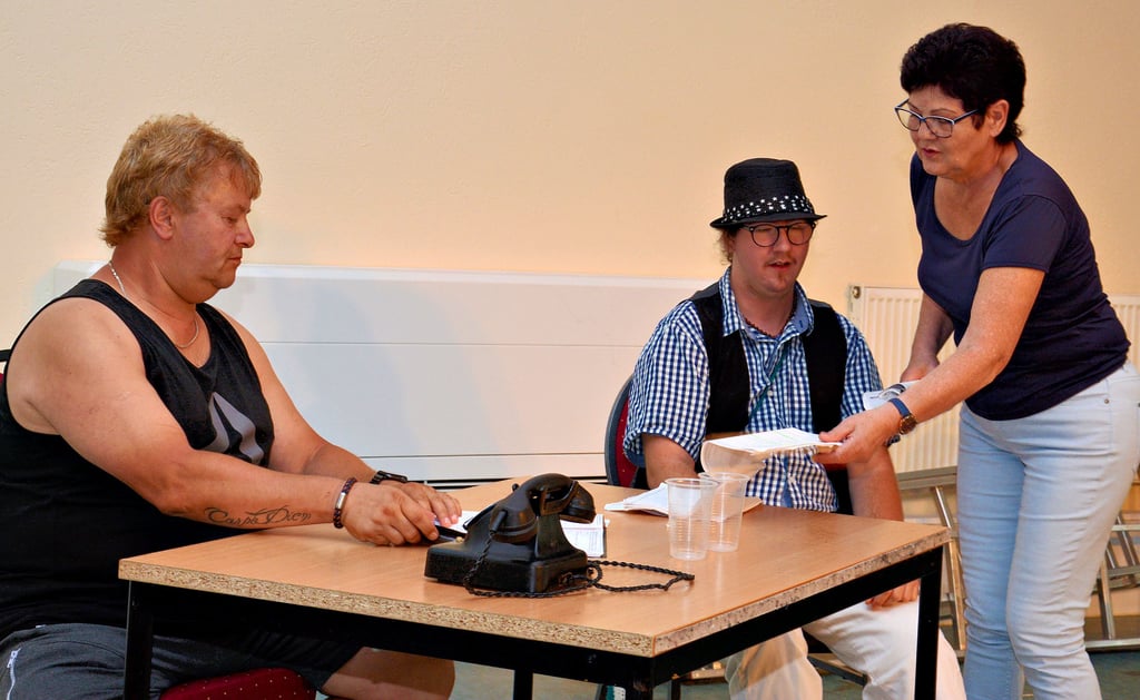 Die Klötzer Theatergruppe probt ihr neues Stück ?Chaos im Bestattungshaus?. Dafür nutzen die Hobbyschauspieler die Bühne im Altmarksaal.