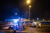 Aktivisten der Initiative "CancelLEJ" blockieren in der Nacht zum Samstag eine LKW Zufahrt des DHL-Terminals am Flughafen Leipzig/Halle. 