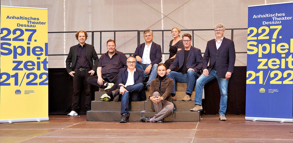 Sie freuen sich auf die neue Spielzeit: Schauspieldirektor Alexander Kohlmann, Generalintendant Johannes Weigand, Ballettchef Stefano Giannetti, Generalmusikdirektor Markus L. Frank, Kerstin Dathe, Leiterin des Puppentheaters, Karina Paula Kecsek (Theaterpädagogik, Operndirektor Felix Losert und Verwaltungsdirektor Lutz Wengler (v.l.n.r.).