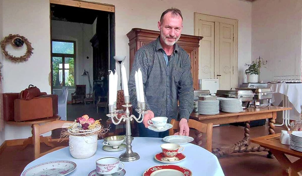 André Jungk deckt den Tisch für Kaffeegäste. In der Mühle Göbitz darf wieder eingekehrt werden.