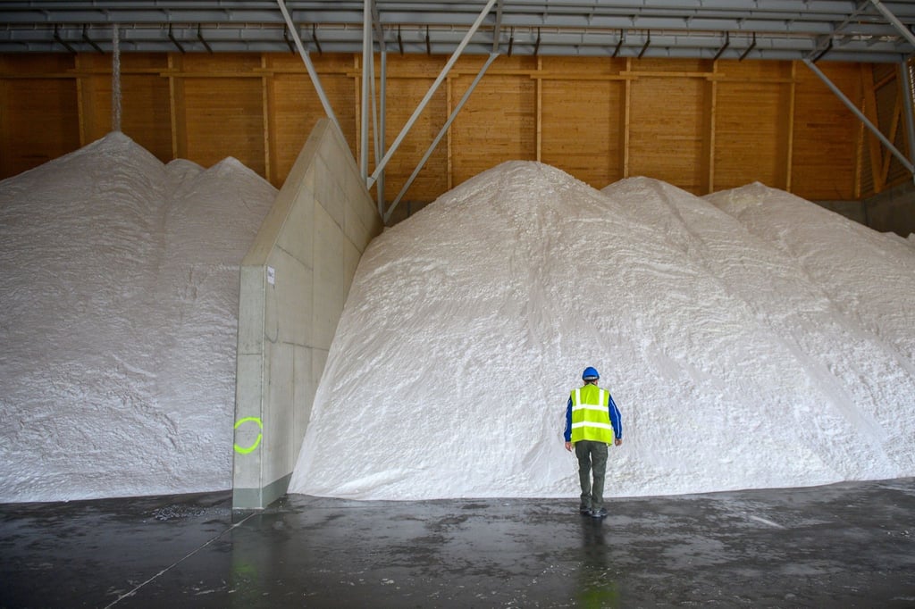 Ein Mitarbeiter des Chemiekonzerns Ciech steht im Nasssalzlager vor produziertem Salz.
