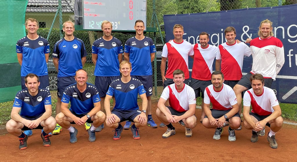 Die Herren 30 vom TC Wernigerode (rot-weiße Trikots) vor dem Match gegen den TC St. Hubert aus Kempen: (hinten von links) Sebastian Beilecke, Marek Dvorak, Martin Kamenik und André Timme sowie (vorn von links) Erik Voloshin, Stephan Sterzik und Martin Fafl.