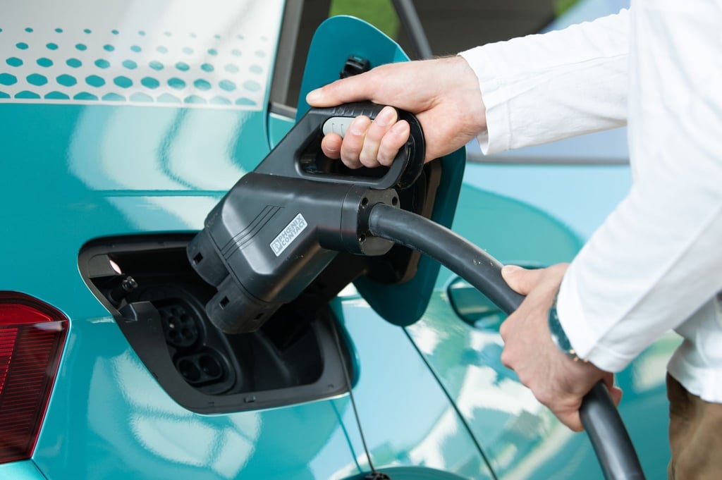 Noch nicht jeder ist vom E-Auto überzeugt. Hohe Anschaffungskosten, zu geringe Reichweite und lange Ladezeiten schrecken ab.