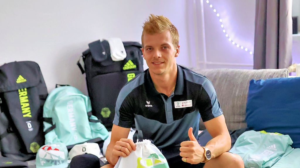 Timo Barthel zeigt seine Olympia-Ausrüstung.