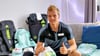 Timo Barthel zeigt seine Olympia-Ausrüstung. 