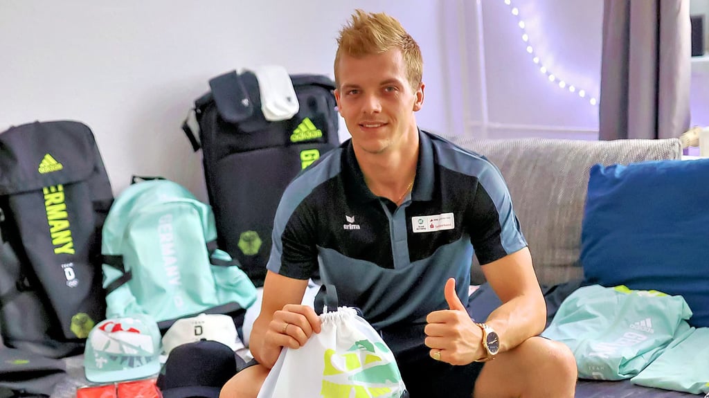 Timo Barthel zeigt seine Olympia-Ausrüstung.