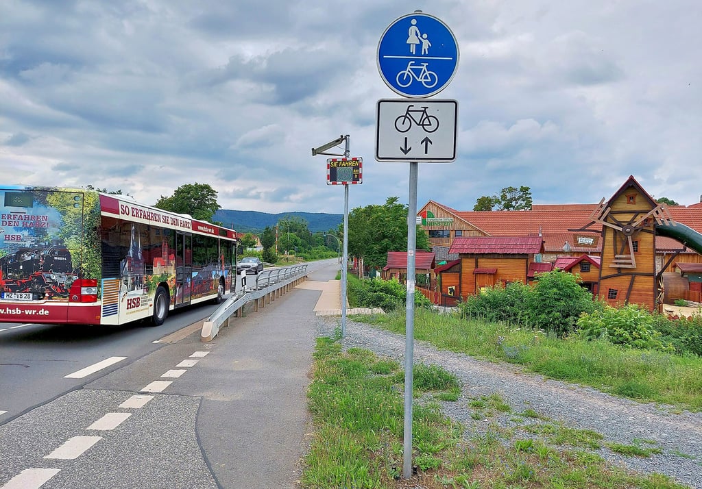 Der Ortschaftsrat beklagt, dass der Bauhof Thale die LED-Tempotafel am Marienhof in Neinstedt nicht an der gewünschten Stelle aufgehängt hat.