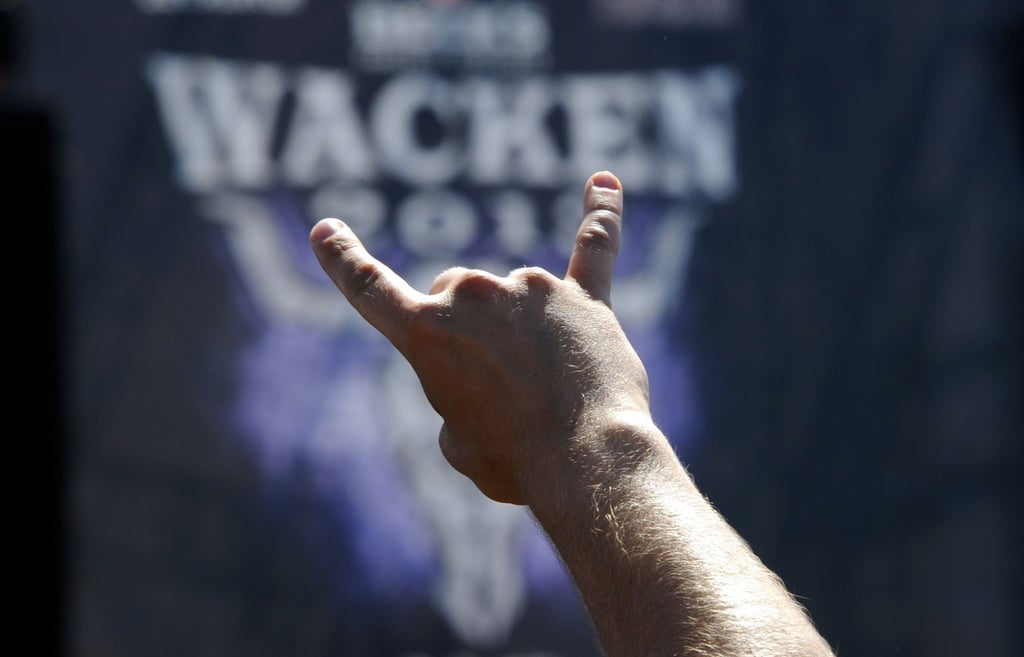 Der Gruß der Heavy-Metal-Fans: die „Pommesgabel“.