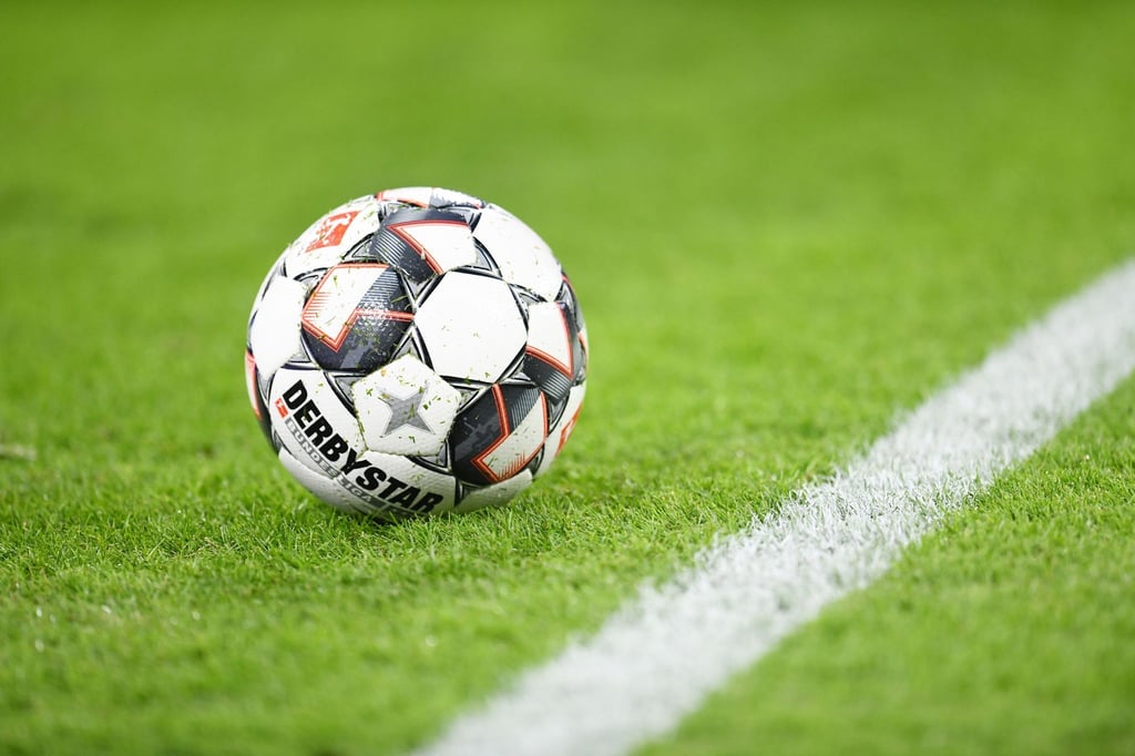 Ein Fußball liegt auf dem Rasen.