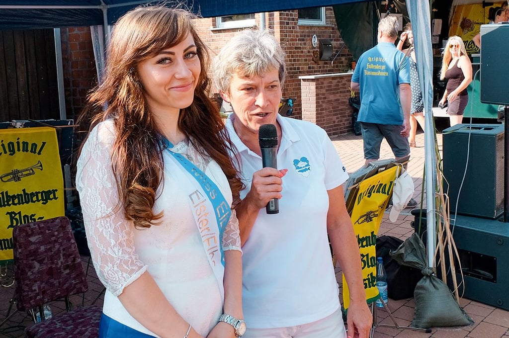Die Vorsitzende des Heimatvereins, Sabine John, verabschiedet beim Schifferfest 2019 Vorgängerin und Schwester Alexandra Sarah Ott als „Miss Elbenixe“.