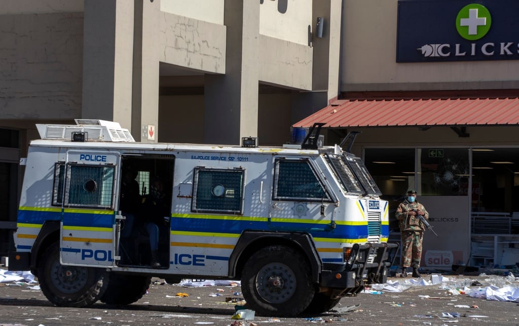 Militär und Polizei patrouillieren an einem Einkaufszentrum in Johannesburg.