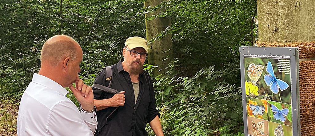 Lutz Döring im Gespräch mit Saalekreis-Landrat Hartmut Handschak, der bei der Eröffnung der Ausstellung im Hermannseck dabei war.