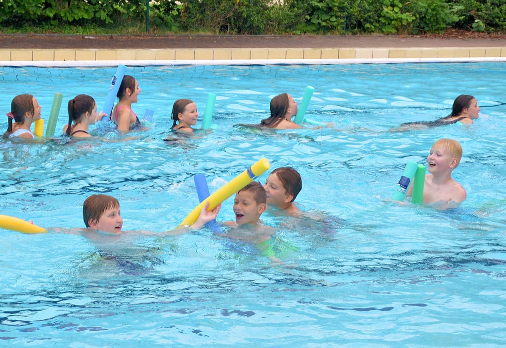 Die Kinder der 4a der Ganztagsgrundschule in Stendal können nun alle sicher schwimmen. Die Klasse nutzte für den Unterricht das Außenbecken des Altoa in der Schillerstraße der Hansestadt.