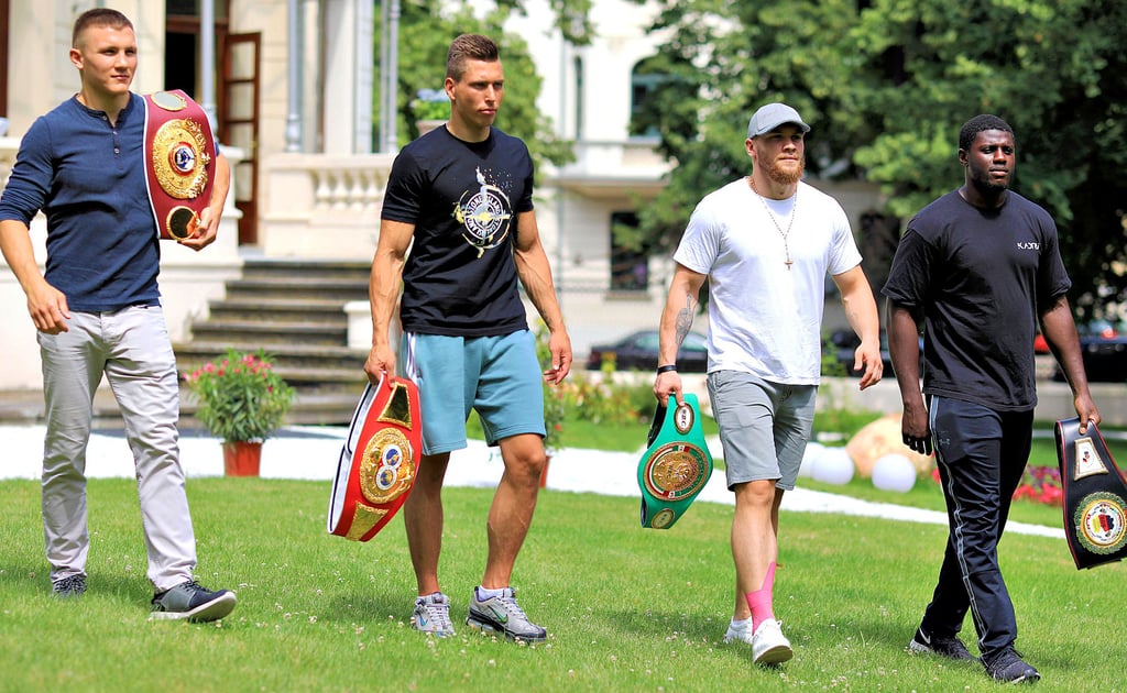 Die SES-Boxer Michael Eifert, Tom Dzemski, Jurgen Uldedaj und Peter Kadiru (v. l.) präsentierten gestern beim ersten Medientermin vor den Kämpfen am Sonnabend stolz und siegessicher ihre Gürtel.