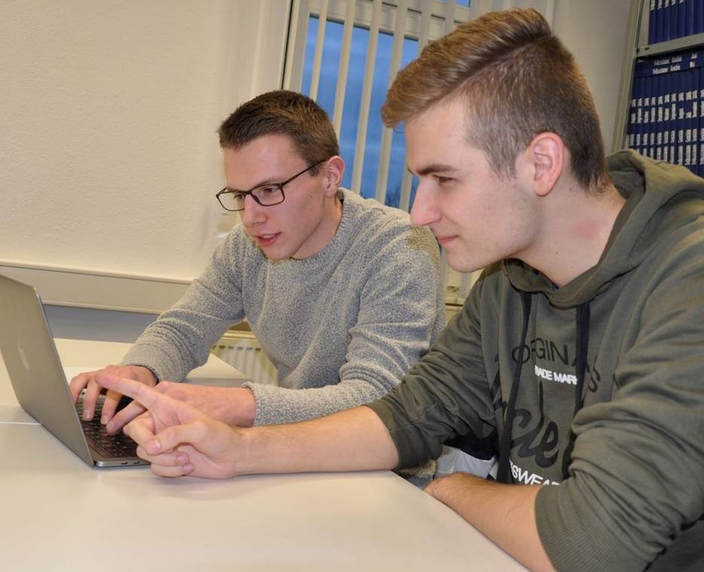 Lukas Richter (li.) und Colin Grundt hatten die Idee zum Genthiner Feuerwehrfilm