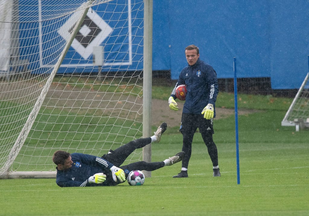 Sven Ulreich trainiert mit Tom Mickel auf dem Trainingsplatz neben dem Volksparkstadion.