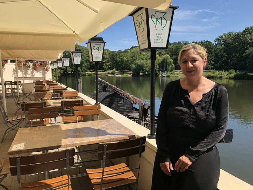 Ragna Schirmer übernimmt im „Krug zum grünen Kranze“ den Auftakt der Reihe „Feez ham!“