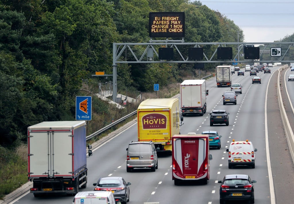 Blick auf eine Autobahn südlich von London.